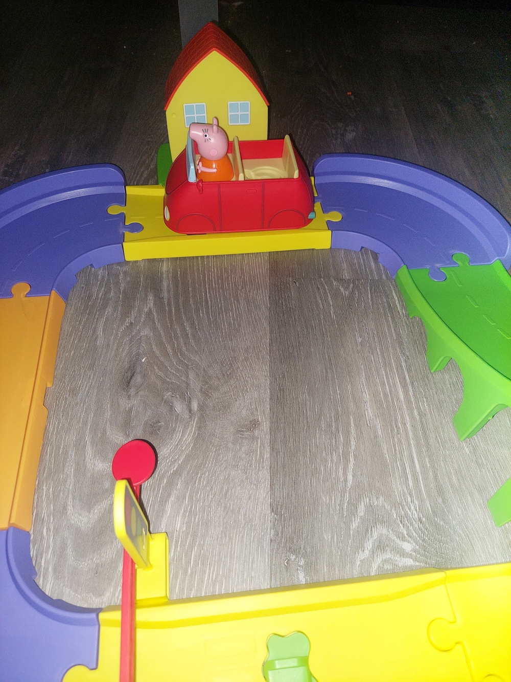 Peppa Pig All Around Peppa’s Town Set 114718 train tracks 7 Figures Table Chairs - Picture 4 of 5